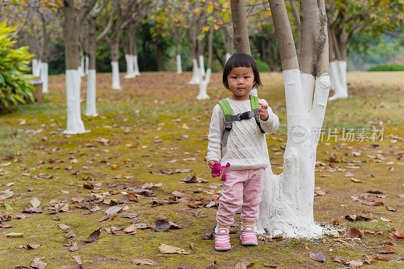 A Asian girl play in public park